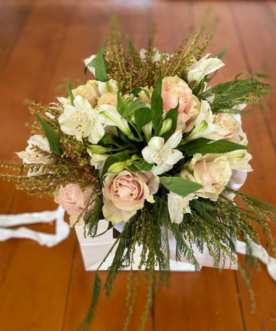 Posy in a bag - A gorgeous little posy of fresh seasonal flowers in a handy little white carry bag - perfect!