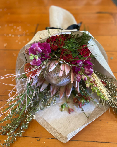 Fresh and dried bouquet - So trendy right now!  Dried flowers mixed in with gorgeous fresh seasonal flowers - perfect gift!